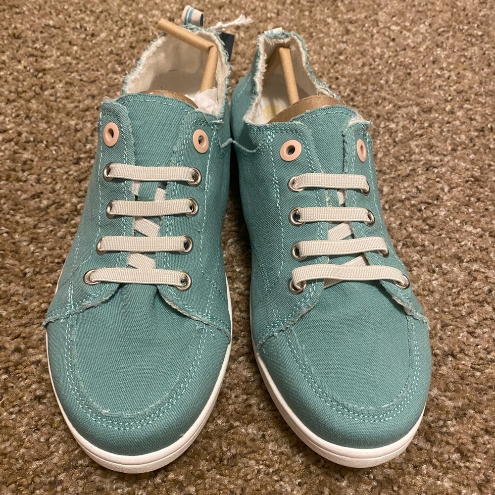 BRAND NEW IN BOX VIONIC BEACH DISTRESSED TEAL PISMO SLIP ON SNEAKERS